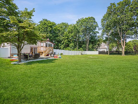 5th image of 81 Woody Ln