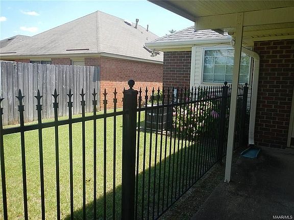 Fenced-in side yard