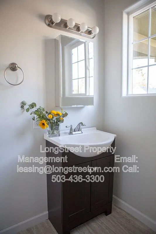 3 bed, 1.0 bath, 1500 sqft, $2,350 — Photo 4