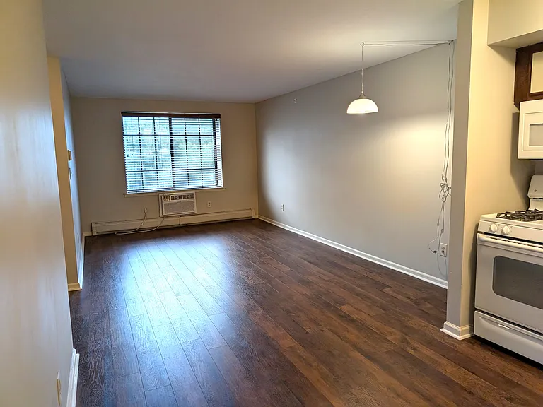 2021 Hawthorne Ln — Photo 5