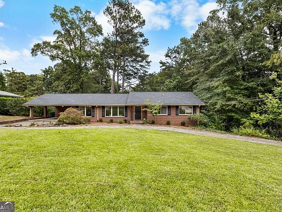 2nd image of 2433 Kingscliff Dr NE