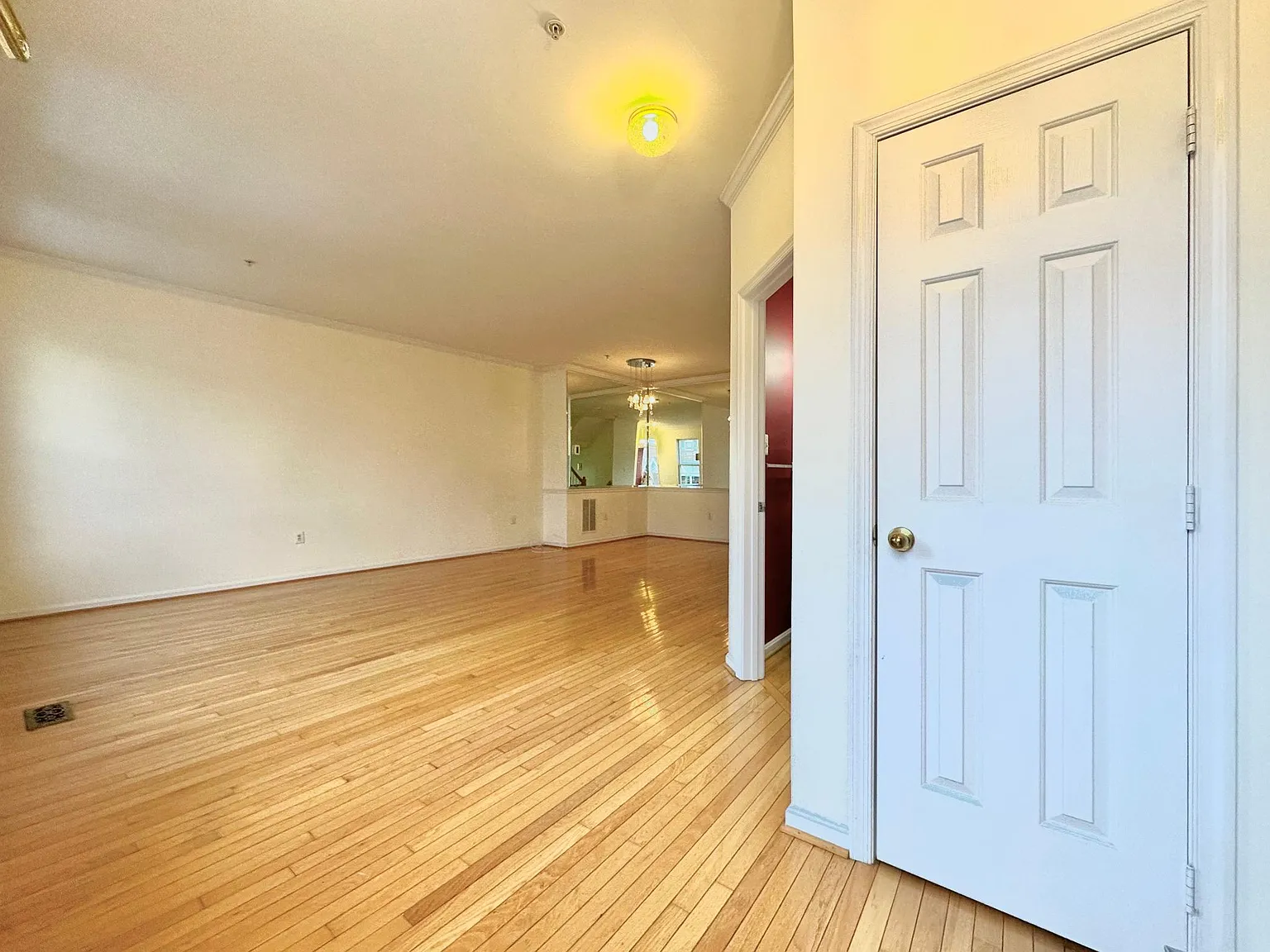 3 bed, 2574 sqft, $3,100 — Photo 2