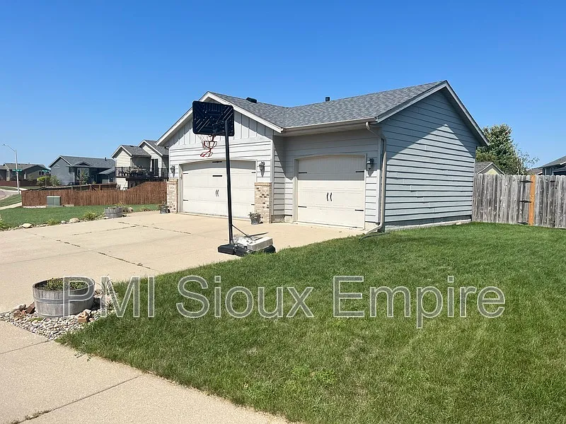 4 bed, 2.0 bath, 1600 sqft, $2,150 — Photo 4