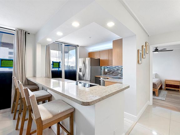 3rd image of 1505 N Riverside Drive #1003