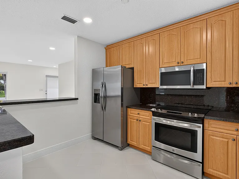 1200 SW 12th Ter — Photo 12
