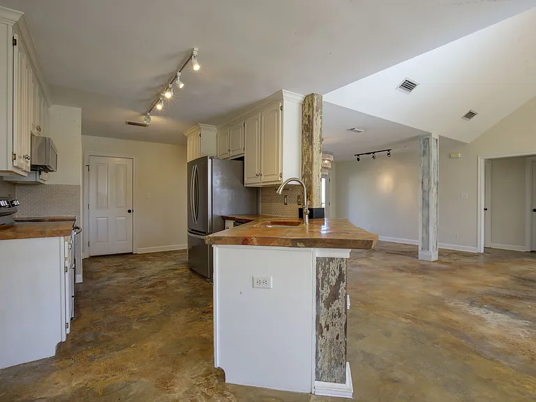 200 Hawthorne Cir — Photo 3