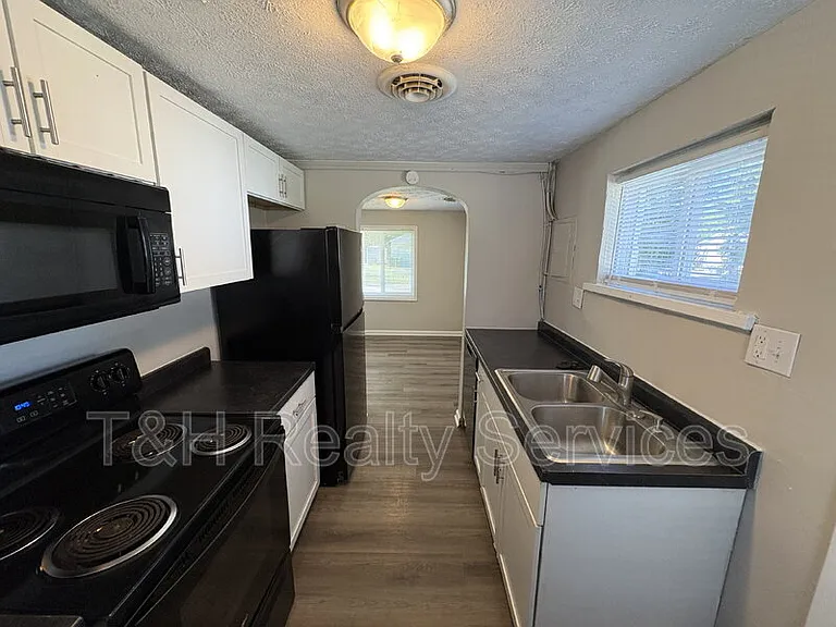 220 Walker St — Photo 6