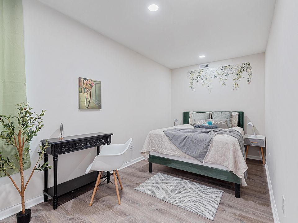 Enjoy a comfortable -Queen sized bed, a room equipped 8x17 size /with a convenient work station, mini fridge, Wifi.