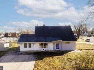 2 Vitaloak Ln, Levittown, PA 19054