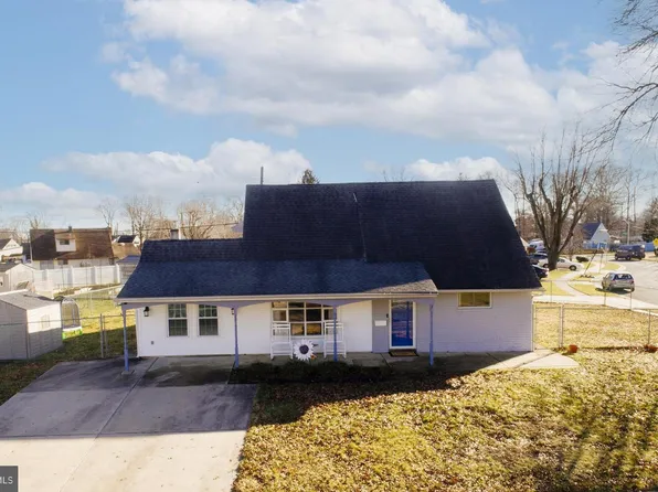 2 Vitaloak Ln, Levittown, PA 19054