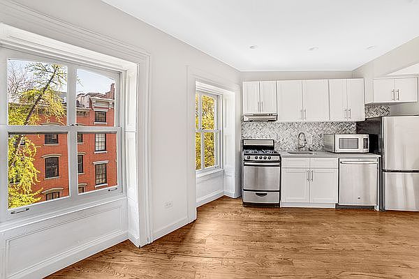 1st image of 128 E 10th St APT 4