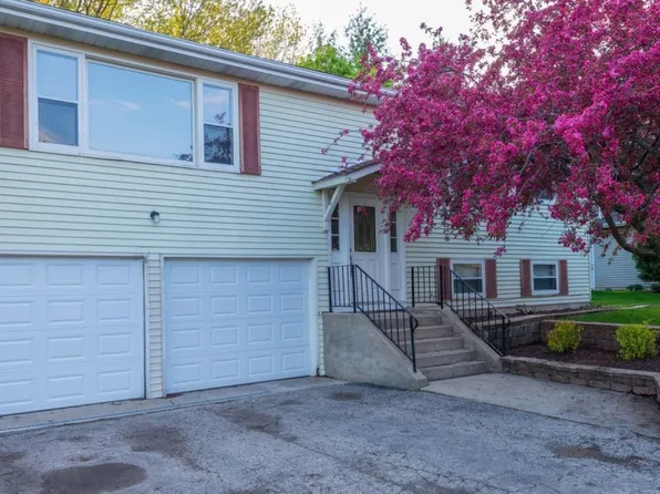 755 Flagg Ln, Woodstock, IL 60098