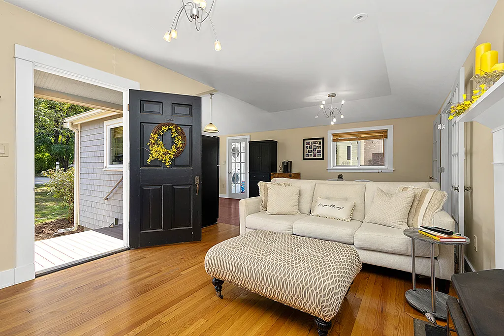 3 bed, 1.5 bath, 1196 sqft, $3,800 — Photo 3