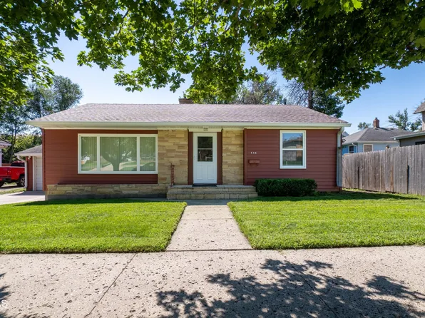 445 3rd St NW, Valley City, ND 58072