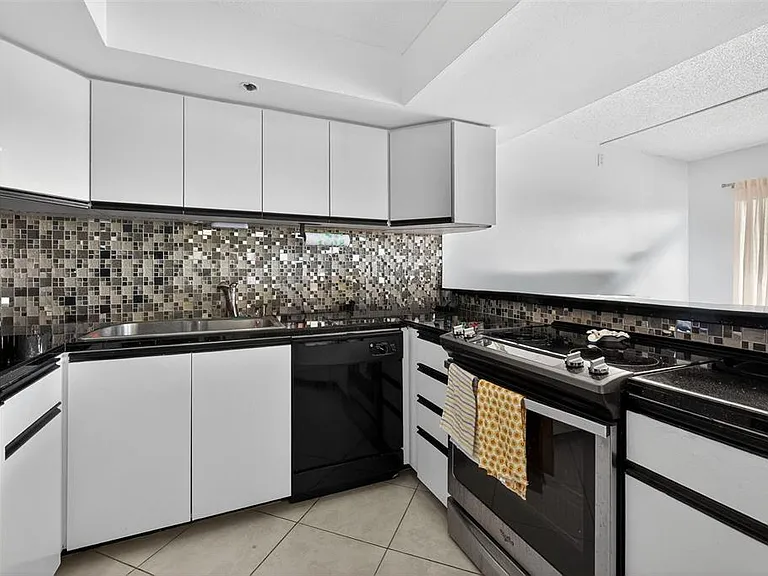 1750 Harbor Pl S #303 — Photo 11