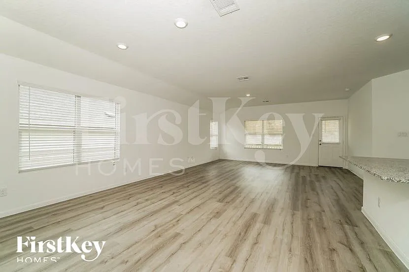4 bed, 3.0 bath, 1910 sqft, $1,940 — Photo 3