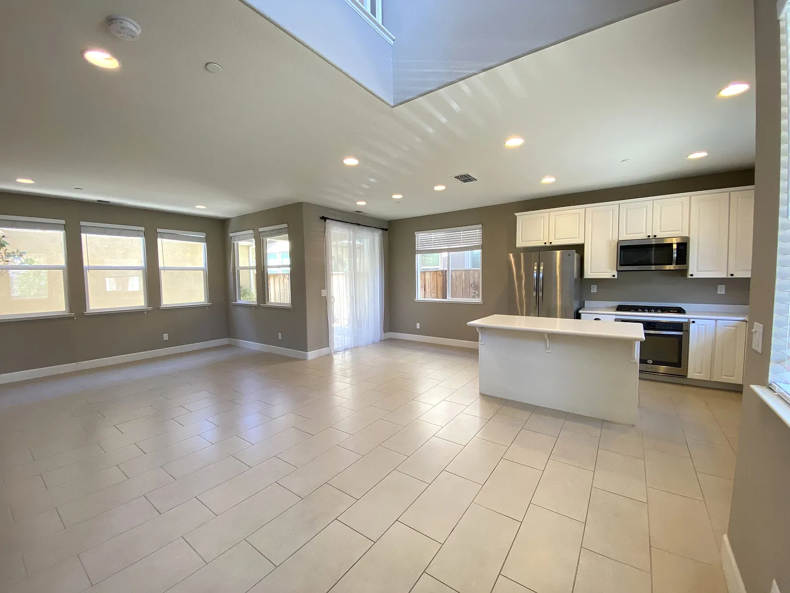 3 bed, 2.5 bath, 1762 sqft, $3,800 — Photo 4