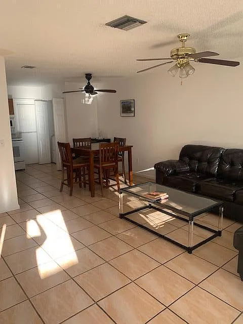 2 bed, 1.0 bath, 896 sqft, $2,200 — Photo 2