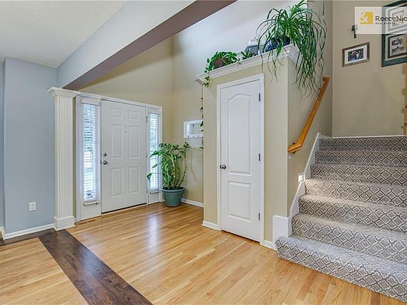 ~~Spacious foyer with tons of natural light!~~