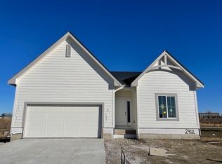 2912 Primrose Ln, Pella, IA 50219