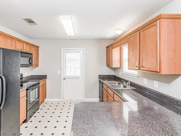 1202 Elisha Ct — Photo 4