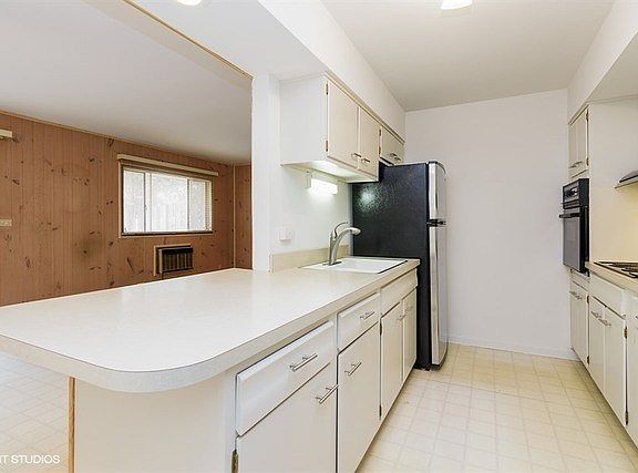 3rd image of 586 Berkshire Ln