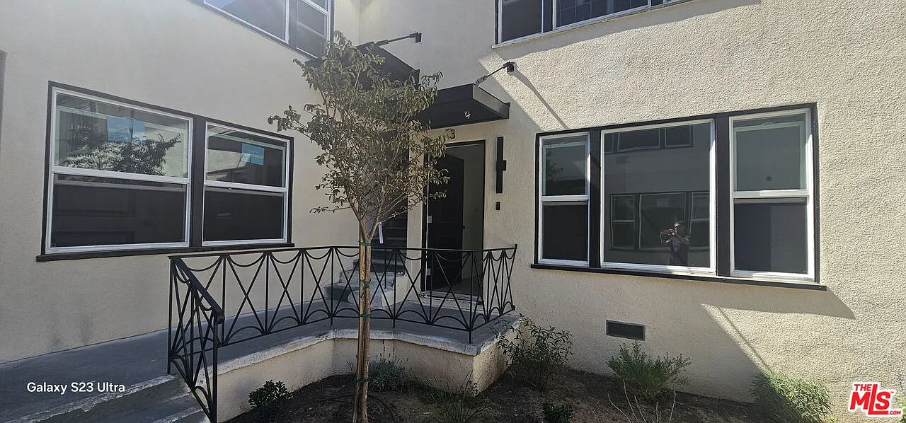 1 bed, 1.0 bath, 10040 sqft, $2,200 — Photo 2