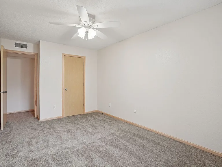 Larpenteur Estates Apartments — Photo 56