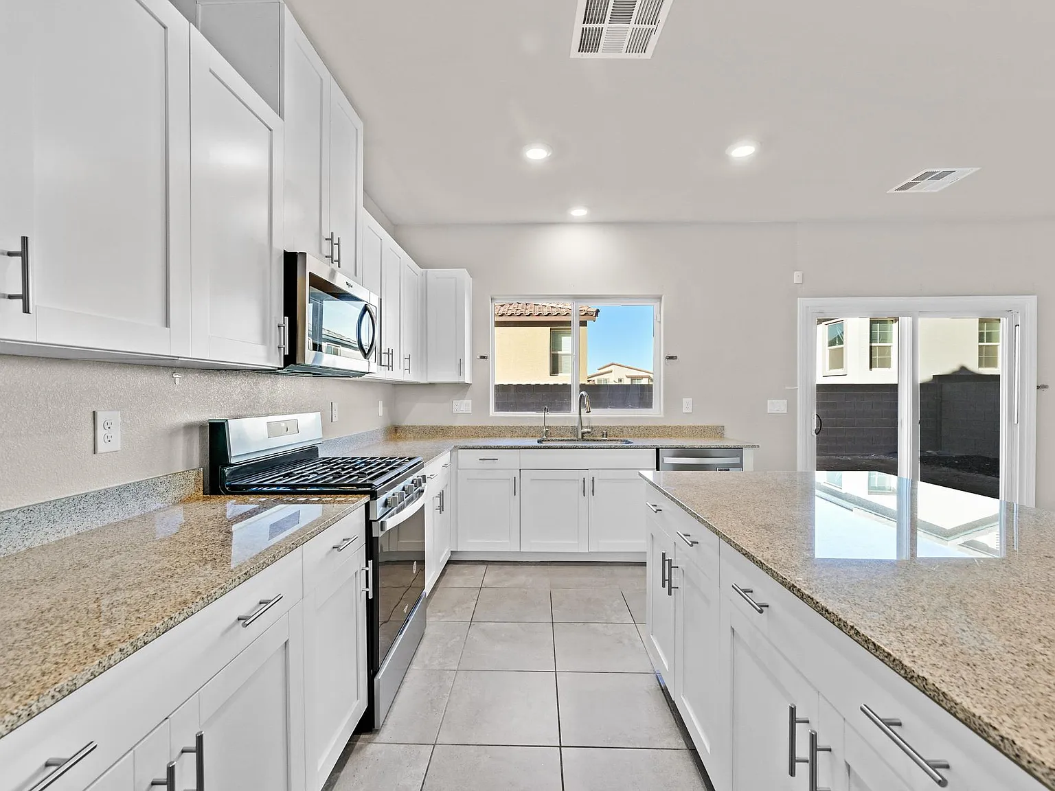 5 bed, 2940 sqft, $3,450 — Photo 4