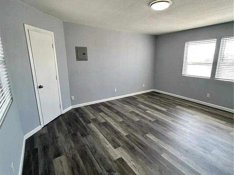 6517 1/2 Avalon Blvd #4 — Photo 3