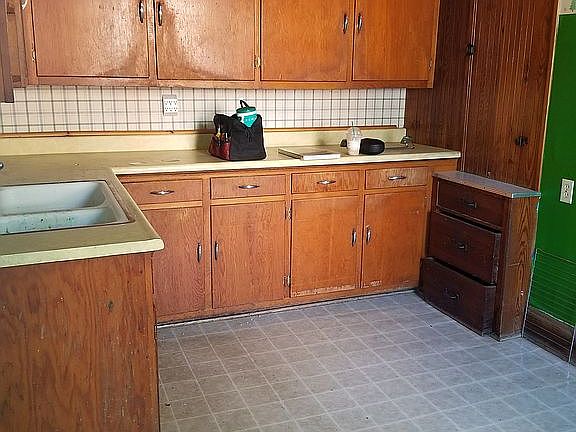 3rd image of 107 W Church St