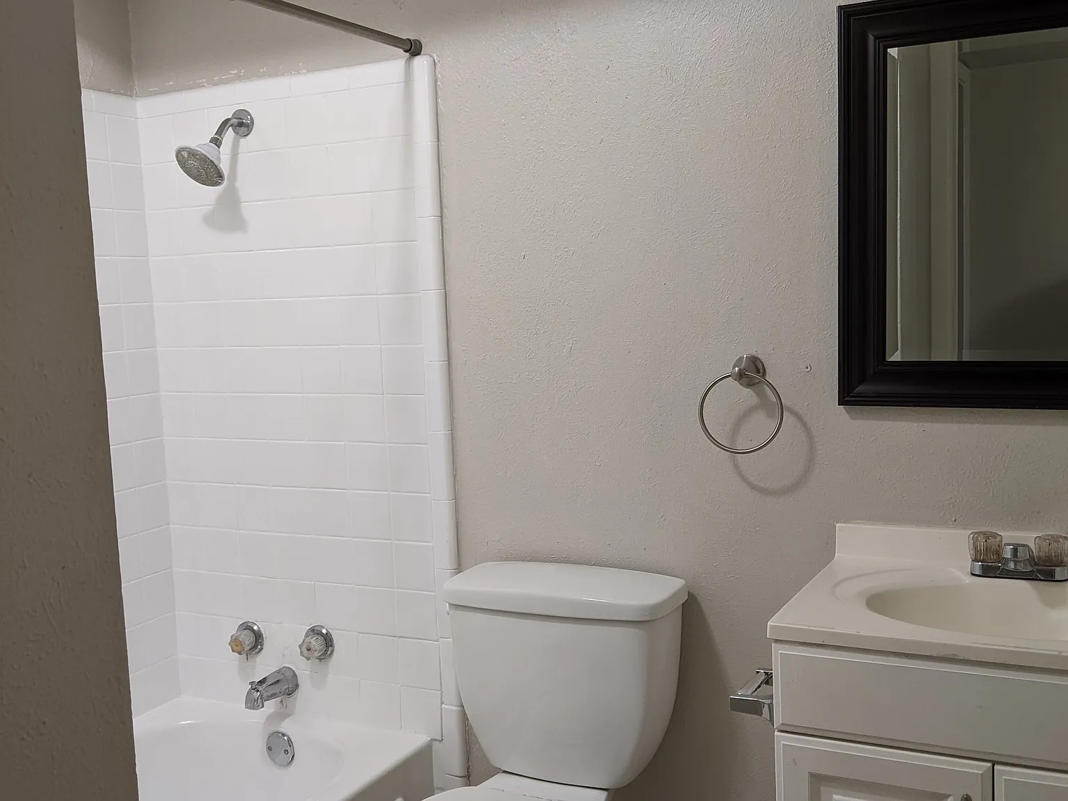 2505 Louise St — Photo 3