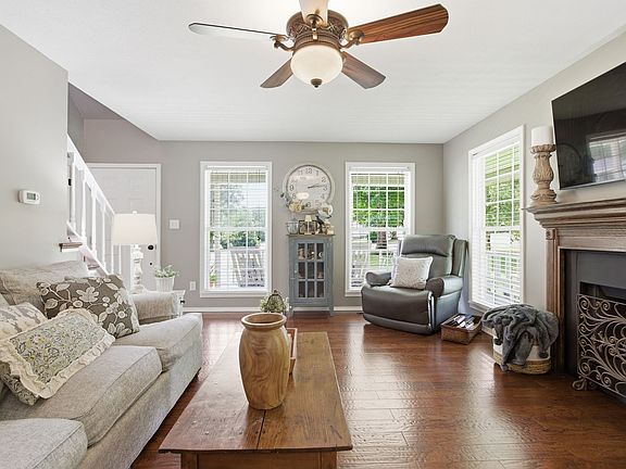 4th image of 131 Pin Oaks Ln
