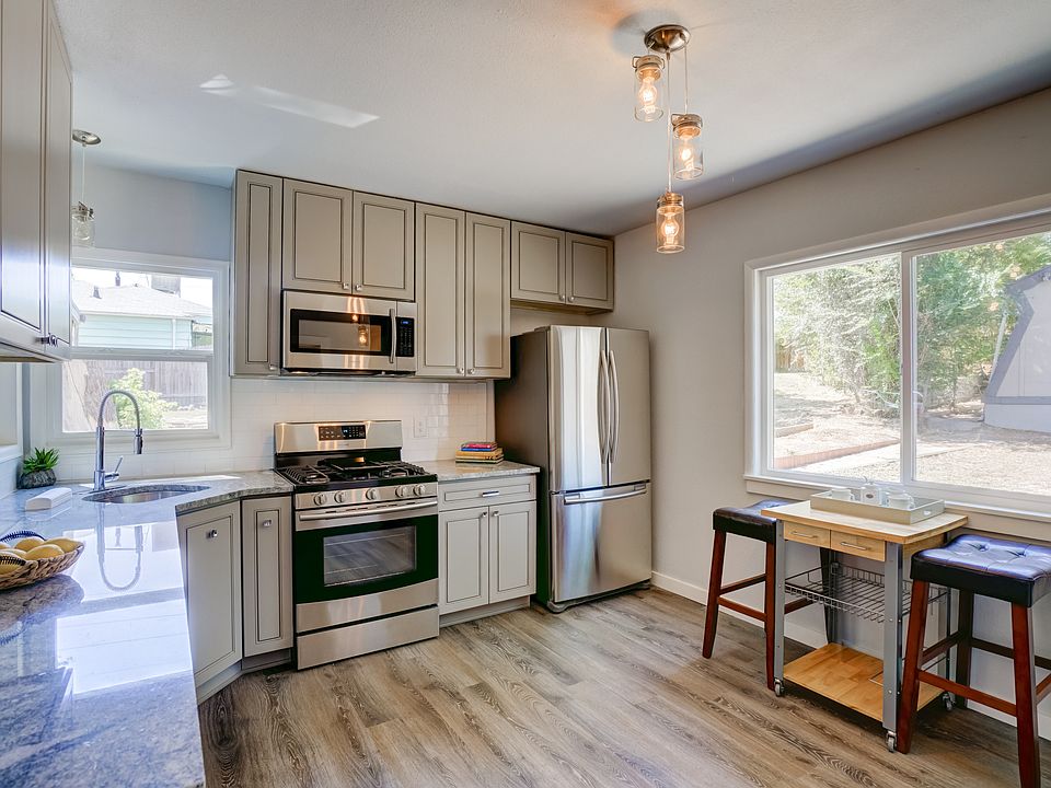 Eating space in kitchen 