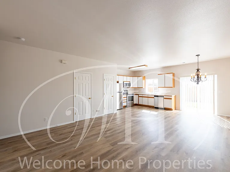 23 NW Earl Ln — Photo 6