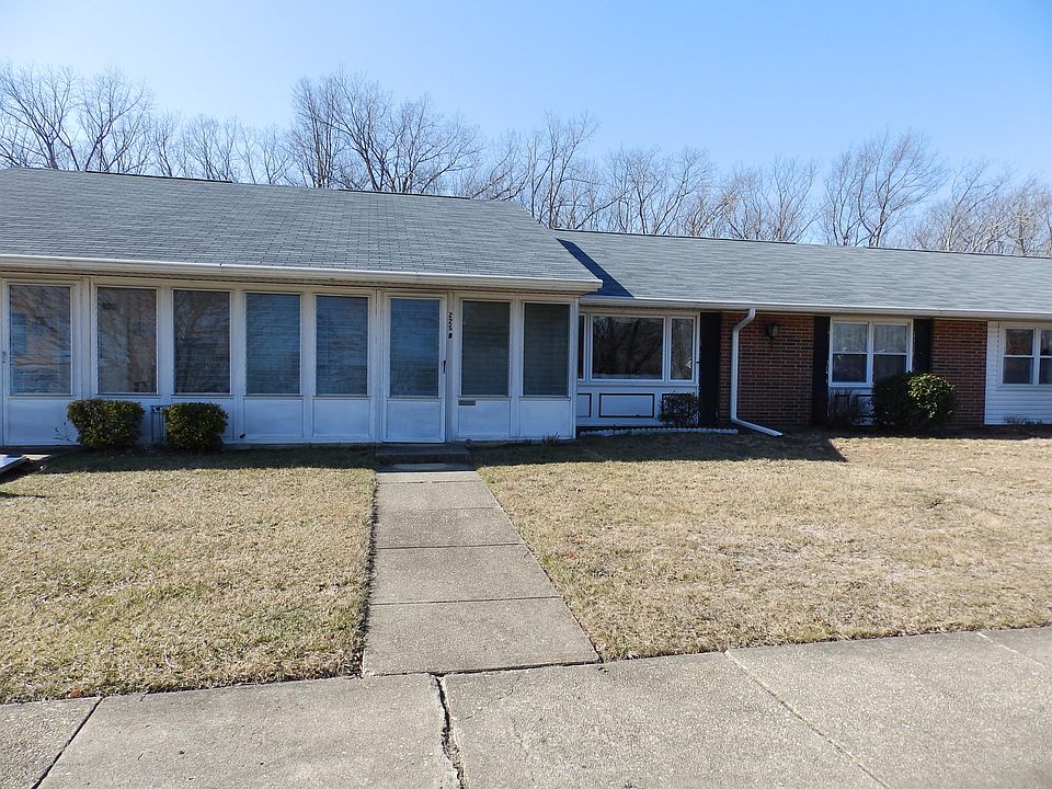 1st image of 225B Buckingham Ct