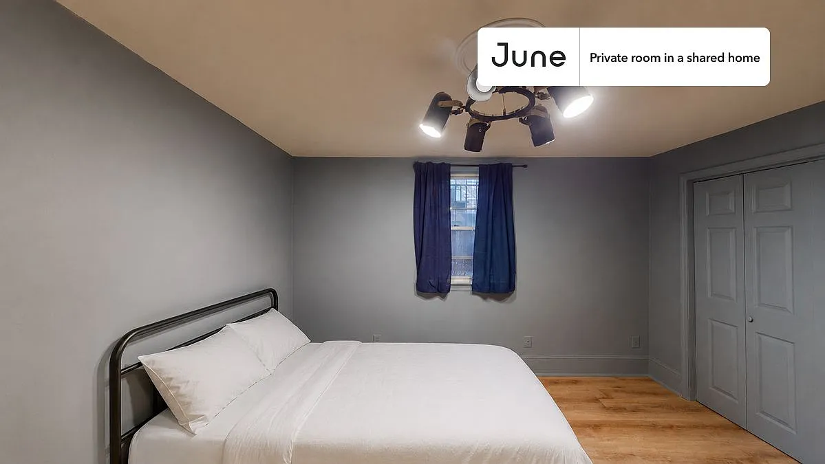 Queen bedroom in 5 bed/2 bath home in Columbia Heights #337 C — Photo 1