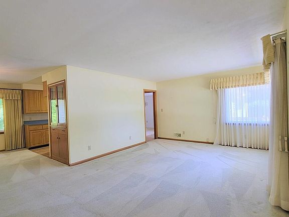 5th image of 2727 32nd Avenue Ct