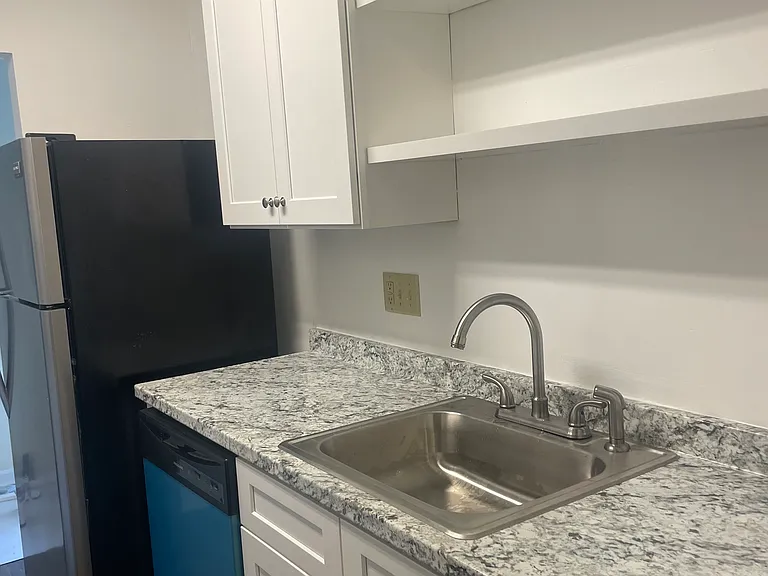 1027 Bonham Ave — Photo 3