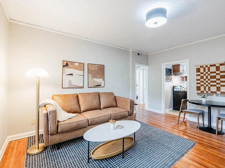 Cameron Court Apartments — Photo 106