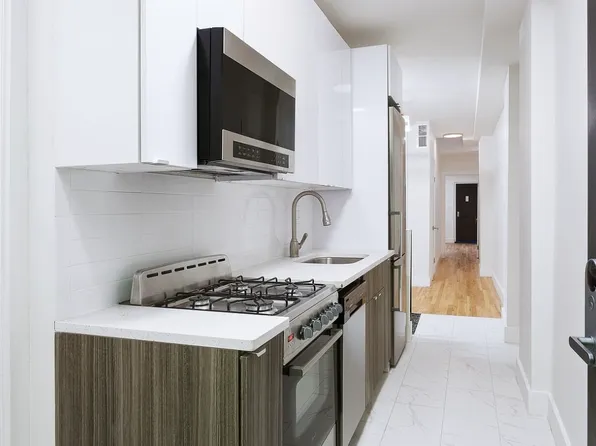 351 W 48th St #1B, New York, NY 10036