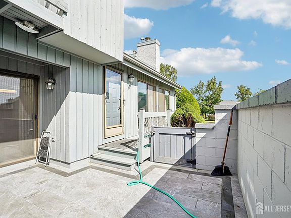 3rd image of 47 Linda Ln
