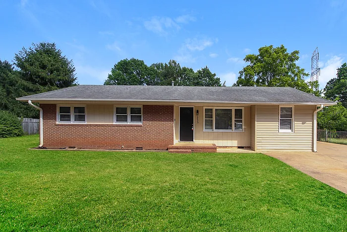 3 bed, 1.5 bath, 1453 sqft, $1,695 — Photo 1