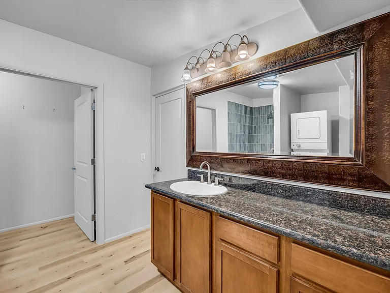Riverside Suites — Photo 44