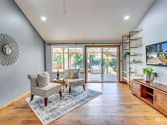 4th image of 735 NE Roswell Drive