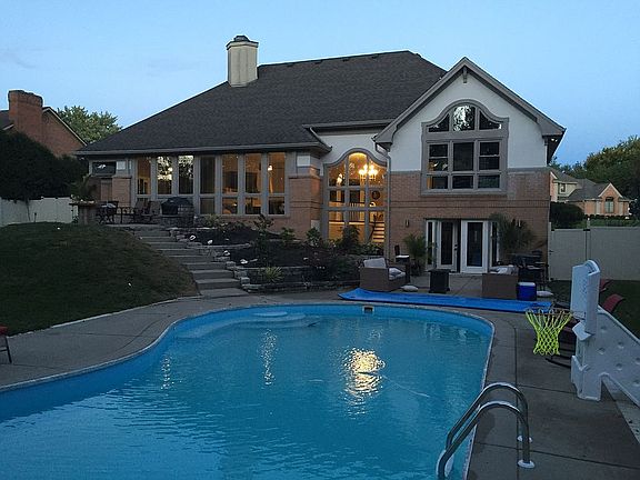 3rd image of 627 Towncrest Dr