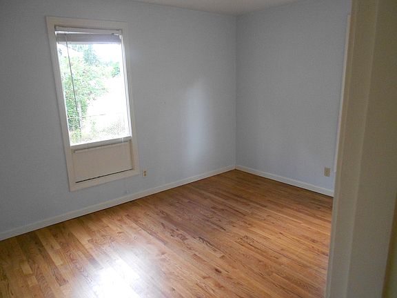 3rd image of 1212 Stillwell St NE