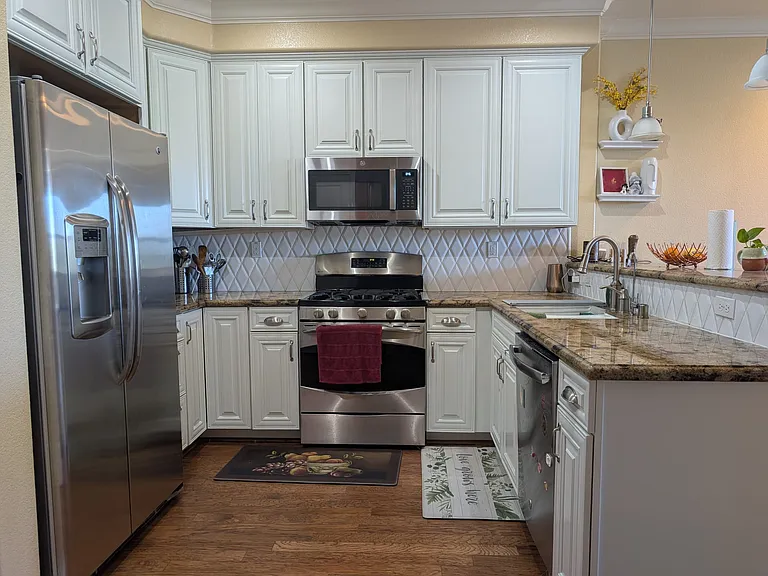1076 N Jackson Ave — Photo 18
