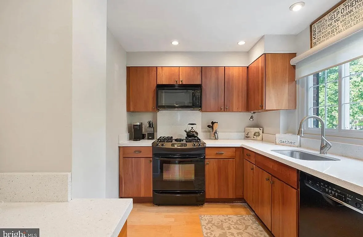 1 bed, 900 sqft, $2,400 — Photo 4