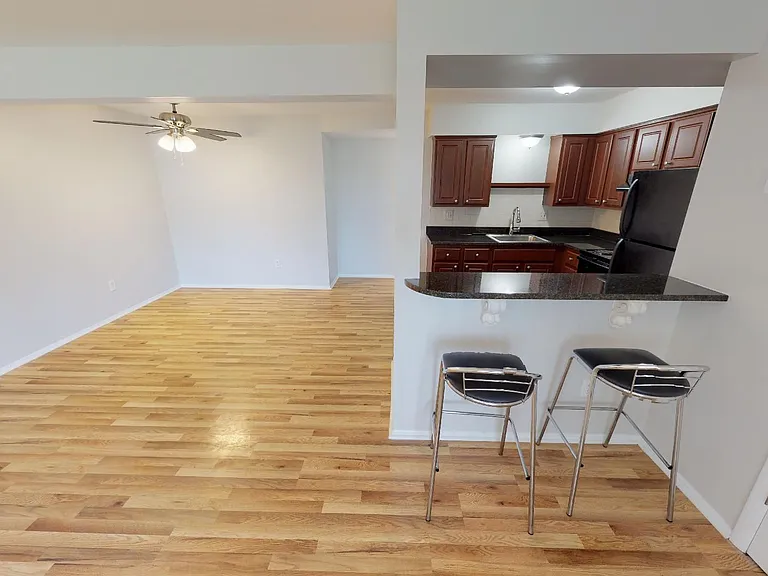 1125 N Sherman Dr — Photo 4